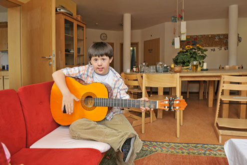 
Der Einsatz von verschiedensten Instrumenten und Gesang erreicht die Kinder auf allen Ebenen ihrer Persönlichkeit.