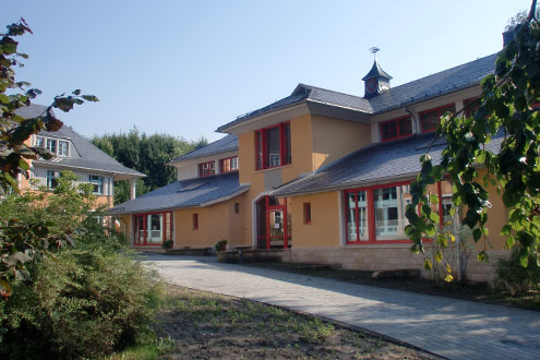 
Pünktlich zum Beginn des Schuljahres 2010/2011 ist das neue Schulhaus fertig geworden.